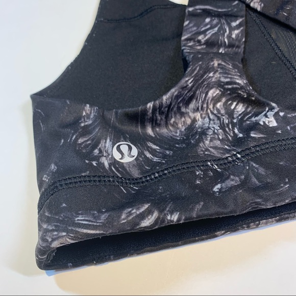 Sz. 6 Lululemon black X back sports bra with white swirl pattern - Picture 9 of 9